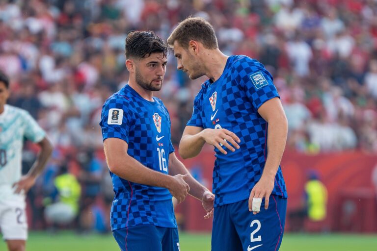 Martin Baturina i Josip Stanišić u dresovima Hrvatske na utakmici protiv Portugala